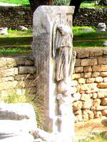 Израиль, Римская аллея с безголовой  статуей ники.
