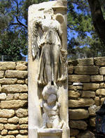 Израиль, Римская аллея с безголовой  статуей ники.